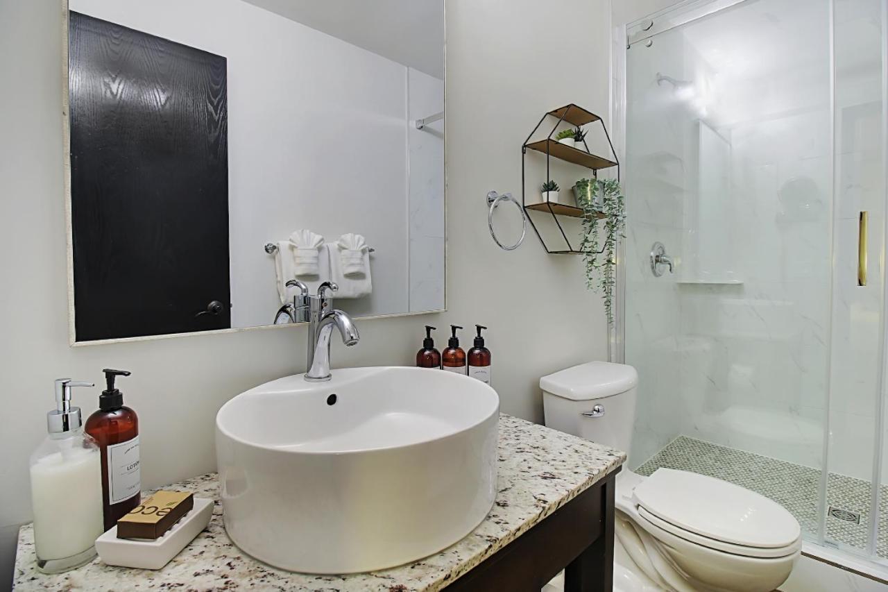 Outstanding Mountain Condo Waterslide And Hot Tub Managed By Little Sister Getaways Canmore Room photo