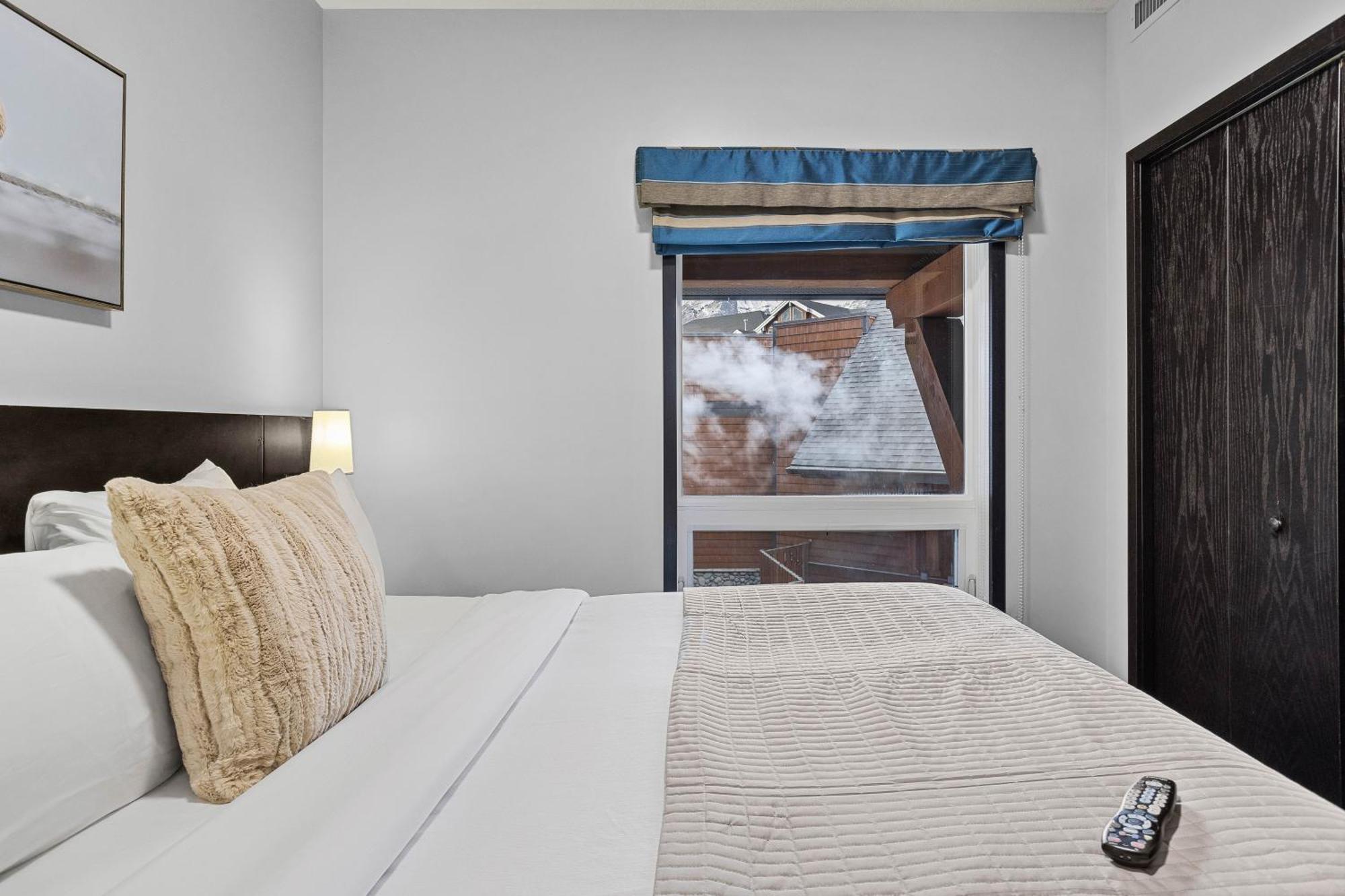 Outstanding Mountain Condo Waterslide And Hot Tub Managed By Little Sister Getaways Canmore Exterior photo